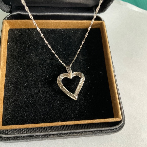 10k Solid goldHeart Necklace - Picture 4 of 10